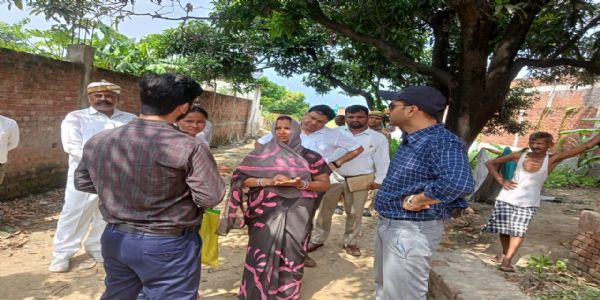 देवरिया : फर्जीवाड़े से जमीन का बैनामा कराने की शिकायत पर डीएम ने किया मौके का निरीक्षण