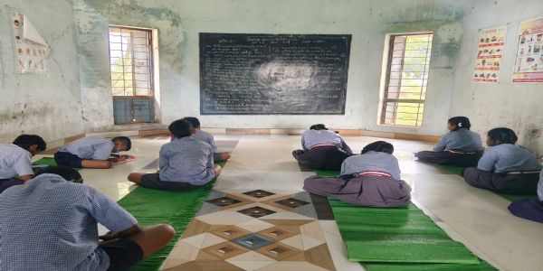 प्रश्नपत्र नहीं छपने से ब्लैक बोर्ड देखकर परीक्षा दे रहे पहली से आठवीं तक के बच्चे