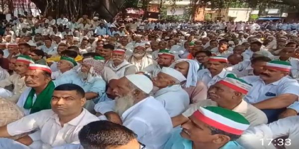 बिजनौर : कलेक्ट्रेट परिसर में किसान का धरना, महापंचायत में गन्ना मूल्य बढोन व भुगतान में देरी पर ब्याज देने की उठी मांग