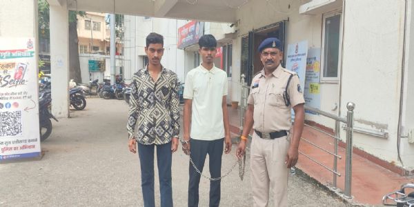 रायपुर : विवाद के बाद कार का पीछा कर पत्थरबाजी, दो युवक गिरफ्तार