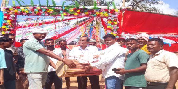 करमा पर्व पर ग्रामीणों को मांदर और सरना गमछा की मिली भेंट