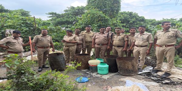 गोरखपुर : राप्ती नदी किनारे छापेमारी में 25 लीटर कच्ची शराब बरामद, कई भट्ठियां भी ध्वस्त