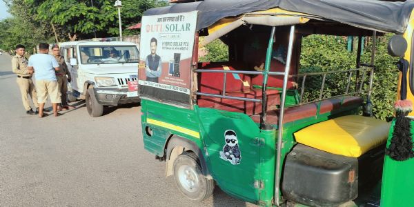 अधिक किराया वसूलने पर परिवहन विभाग की कार्रवाई, दो विक्रम जब्त