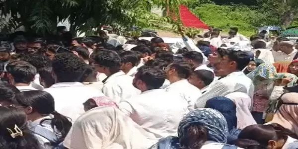 भोपाल में आयुष इंटर्न डॉक्टरों ने स्टाइपेंड बढ़ाने की मांग को लेकर कलेक्ट्रेट घेरा, 100 से ज्यादा इंटर्न पहुंचे