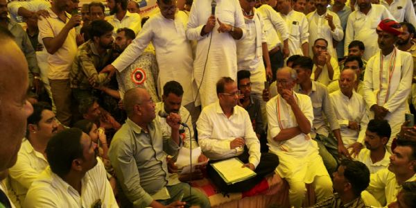 राजगढ़ : लिखित आश्वासन के बाद आठ दिन से जारी किसानों की भूख हड़ताल खत्म