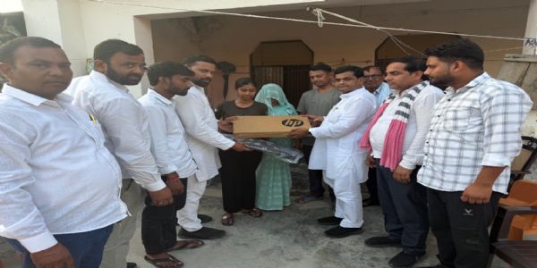 औरैया : जिला टॉपर अनुष्का को सपा अध्यक्ष अखिलेश यादव ने भेजा लैपटॉप
