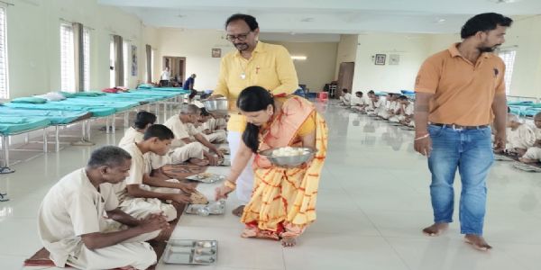 अपना घर आश्रम में 45 निराश्रिताें को कराया भोजन