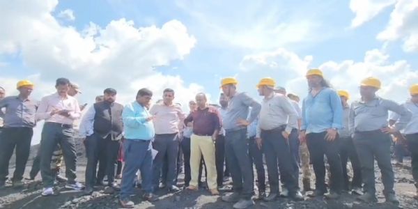 मधुबन रेल साइडिंग में मालगाड़ी बेपटरी होने के बाद डीआरएम ने किया निरीक्षण