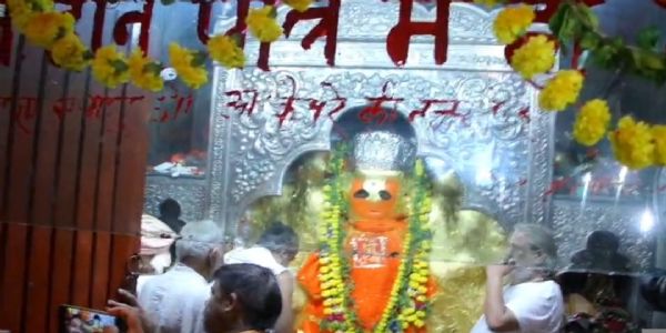 कानपुर में बुढ़वा मंगल पर मंदिरों में उमड़ा आस्था का सैलाब, पनकी धाम में लगीं लंबी कतारें