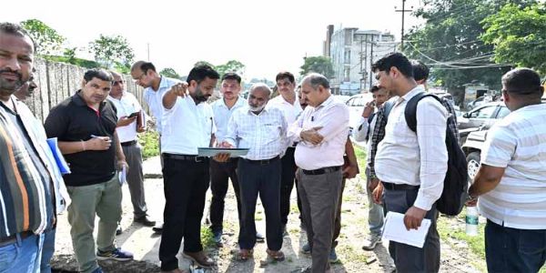 निर्माणाधीन फुटपाथ का तकनीकी निरीक्षण, गुणवत्ता और एलाइनमेंट दुरुस्त रखने के निर्देश