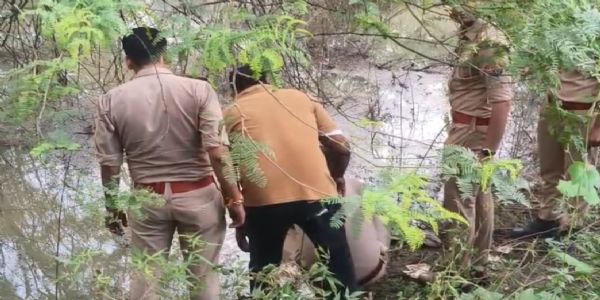 कानपुर : सड़क किनारे मिला युवक का सिर कटा शव, पानी भरे गड्ढे में मिला सिर