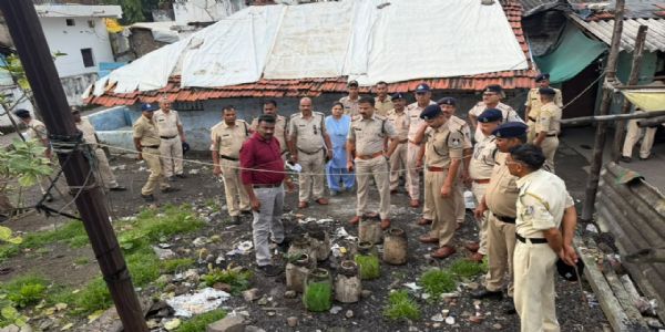 सिवनीः कुचबंदिया मोहल्ला गंज में कोतवाली पुलिस टीम का छापा, 25 क्विंटल लाहन नष्ट