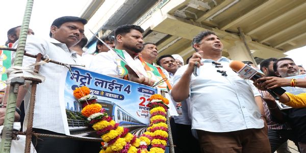 परिक्षण के 1 साल बाद भी ठाणे में मेट्रो नहीं, एनसीपी ने पटरी पर पुष्प चढ़ाये