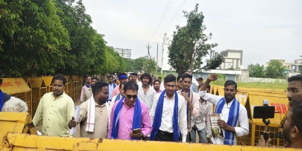 प्रार्थना सभा में प्रवेश पर रोक को लेकर भीम आर्मी ने कलेक्टर को सौंपा ज्ञापन