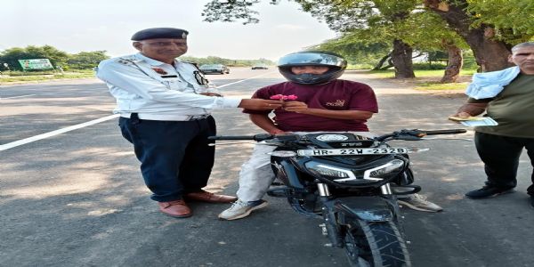 ट्रैफिक नियमों का पालन करने पर फतेहाबाद पुलिस की पहल, जिम्मेदार बाइक चालक को फूल देकर किया सम्मानित