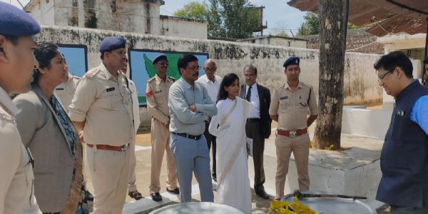 सूरजपुर जिला जेल का निरीक्षण कर बंदियों से संवाद, सुविधाओं का लिया जायजा