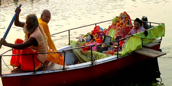 आस्था : ठाकुर जी ने मचकुंड सरोवर में किया जल विहार