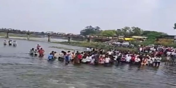 राजगढ़ः पुलिया पर पटिए लगाते समय नाले में फंसा युवक, डेढ़ घंटे चला रेस्क्यू, नही बची जान