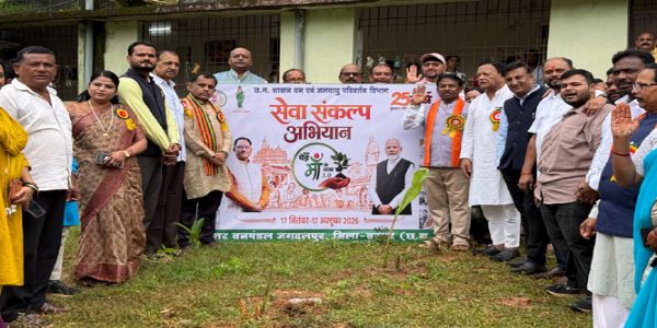 दंतेश्वरी महिला महाविद्यालय में सेवा संकल्प अभियान के तहत किया पौधरोपण