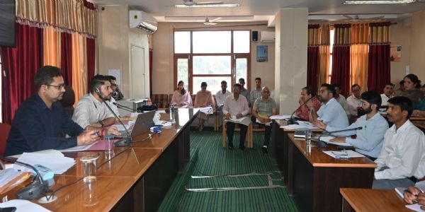 ग्रामीण विकास योजनाओं के समयबद्ध निष्पादन के लिए समर्पित भाव से कार्य करें अधिकारी : अपूर्व देवगन ·
