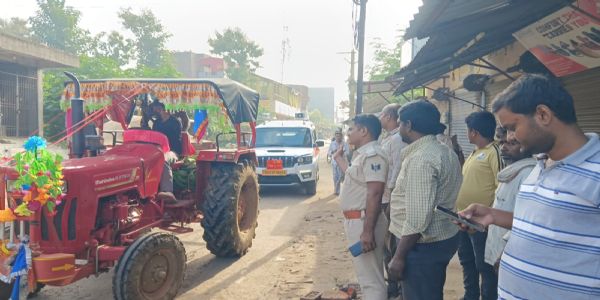 अवैध बालू लदे दो ओवरलोड ट्रैक्टर जब्त, दबंगों और जनप्रतिनिधियों की मिलीभगत का आरोप