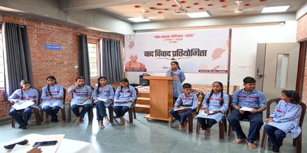 जन भवन स्थित आदर्श माध्यमिक विद्यालय में इंटरनेट के फायदे एवं नुकसान’ विषय पर प्रतियोगिता आयोजित