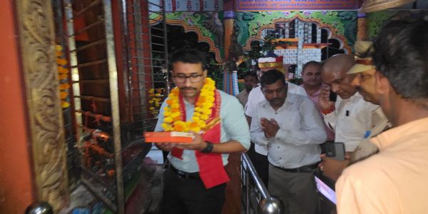 अमेठी : स्वामी परमहंस आश्रम में दर्शन पूजन करने के बाद नवागत डीएम शशांक चौधरी ने कार्यभार संभाला
