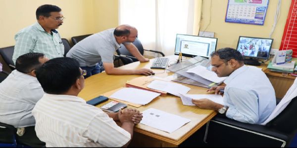 मतदाता सूची मे नाम जोड़ने व विलोपन के आवेदनों की जिलाधिकारी ने की सुपर चेकिंग