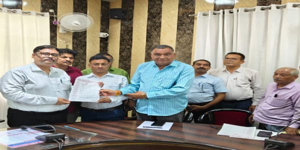 राजस्व लिपिक से मारपीट के आरोप में अधिवक्ता की गिरफ्तारी की मांग, कर्मचारी संघ ने दी आंदोलन की चेतावनी