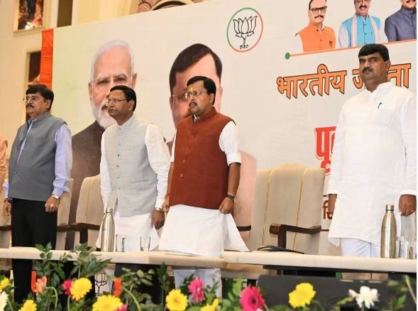 मंच पर भाजपा अध्यक्ष नितिन नवीन,प्रदेश अध्यक्ष पंकज चौधरी व धर्मपाल सिंह मंच पर भाजपा अध्यक्ष नितिन नवीन,प्रदेश अध्यक्ष पंकज चौधरी व धर्मपाल सिंह