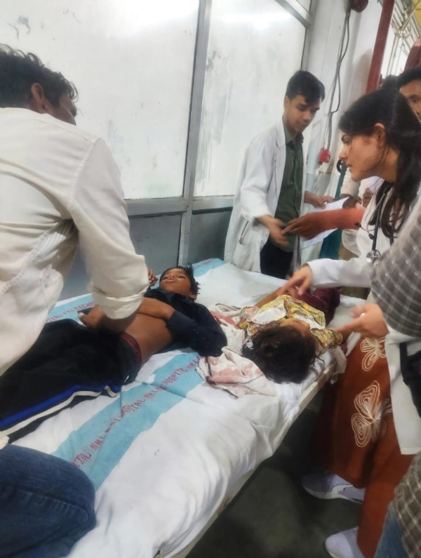 मेडिकल कॉलेज में घायलों का उपचार करते चिकित्सक मेडिकल कॉलेज में घायलों का उपचार करते चिकित्सक