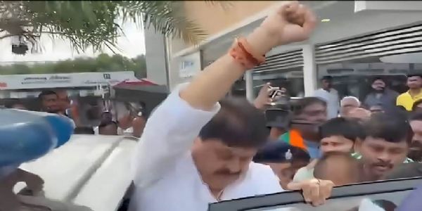 तेलंगाना भाजपा अध्यक्ष जडचेरला में हिरासत में लिए गए तेलंगाना भाजपा अध्यक्ष जडचेरला में हिरासत में लिए गए