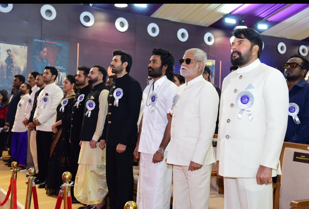 राष्ट्रीय फिल्म पुरस्कार समारोह में राष्ट्रीय गीत गाते हुए पुरस्कार विजेता राष्ट्रीय फिल्म पुरस्कार समारोह में राष्ट्रीय गीत गाते हुए पुरस्कार विजेता