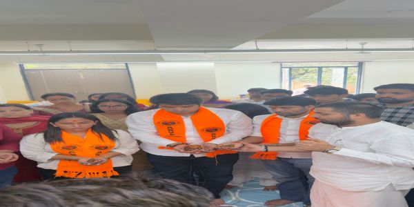 डूसू के नवनिर्वाचित अध्यक्ष यश डबास के साथ अन्य लोग मौजूद।
