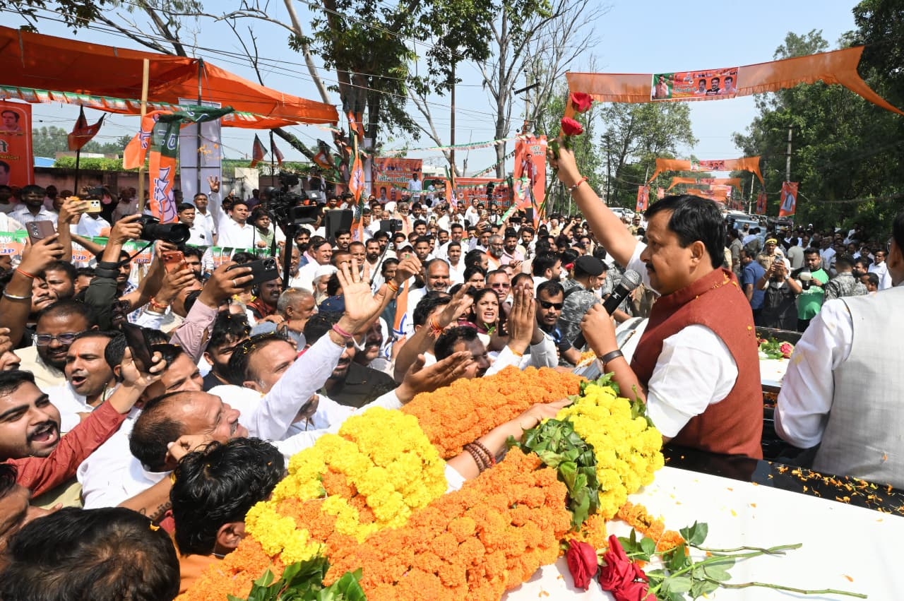 सहारनपुर में कार्यकर्ताओं का अभिवादन स्वीकार करते नितिन नवीन सहारनपुर में कार्यकर्ताओं का अभिवादन स्वीकार करते नितिन नवीन