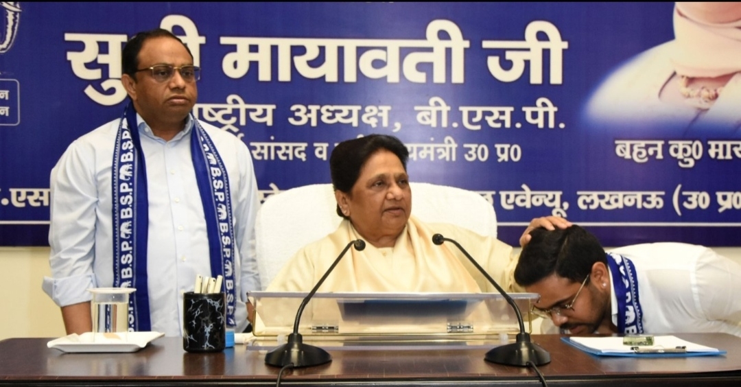 भीतजे को आशीर्वाद देते मायावती भीतजे को आशीर्वाद देते मायावती