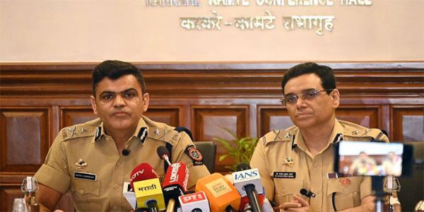 फोटो: मुंबई में पत्रकारों को संबोधित करते हुए संयुक्त पुलिस आयुक्त सत्यनारायण चौधरी और मनोज कुमार शर्मा फोटो: मुंबई में पत्रकारों को संबोधित करते हुए संयुक्त पुलिस आयुक्त सत्यनारायण चौधरी और मनोज कुमार शर्मा