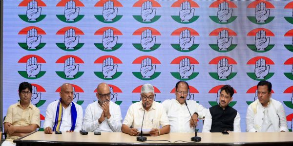 कांग्रेस मुख्यालय में बुधवार को पार्टी में शामिल होने के बाद पूर्व सांसद आमिर आलम खान, पूर्व विधायक नवाजिस आलम, मोहम्मद अकरम और अन्य नेता। कांग्रेस मुख्यालय में बुधवार को पार्टी में शामिल होने के बाद पूर्व सांसद आमिर आलम खान, पूर्व विधायक नवाजिस आलम, मोहम्मद अकरम और अन्य नेता।