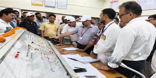 दक्षिण पूर्व मध्य रेलवे के रायपुर मंडल के अधिकारी दल्लीराजहरा-रावघाट नई रेल लाइन के ताड़ोकी-रावघाट खंड का सीआरएस निरीक्षण करते हुए दक्षिण पूर्व मध्य रेलवे के रायपुर मंडल के अधिकारी दल्लीराजहरा-रावघाट नई रेल लाइन के ताड़ोकी-रावघाट खंड का सीआरएस निरीक्षण करते हुए