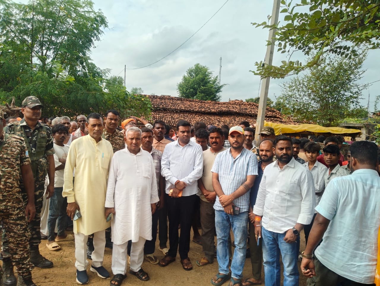 घटना की जानकारी लेते विधायक आलोक चौरसिया घटना की जानकारी लेते विधायक आलोक चौरसिया
