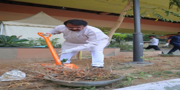दिल्ली भाजपा के स्वच्छता अभियान एवं पौधरोपण कार्यक्रम में बी.एल. संतोष समेत कई वरिष्ठ नेताओं ने किया श्रमदान
