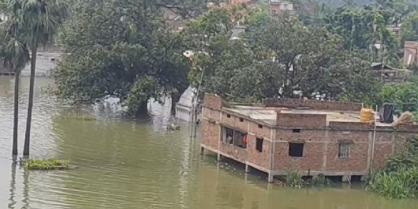 नवगछिया में गंगा-कोसी के जलस्तर में गिरावट जारी, राहत के बीच तटबंधों पर बढ़ा दबाव