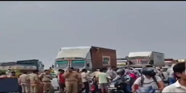 अज्ञात वाहन की टक्कर से बाइक सवार युवती की मौत, भाई और चाची गंभीर