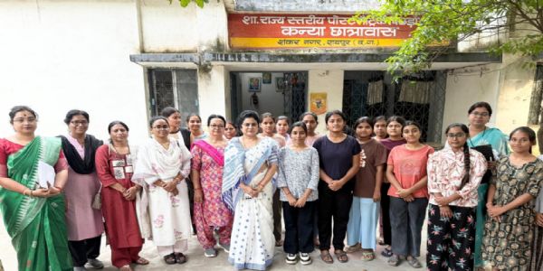 राज्य महिला आयोग की अध्यक्ष डॉ. ममता साहू ने किया कन्या छात्रावास का औचक निरीक्षण