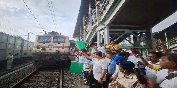 बैरकपुर में रुकी ‘मां तारा एक्सप्रेस’, विधायक कौस्तव बागची बोले—‘डबल इंजन का बेनिफिट’
