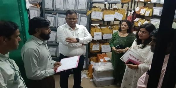 इंदौरः कलेक्टर ने रिकॉर्ड रूम एवं सहायता केंद्र का किया आकस्मिक निरीक्षण