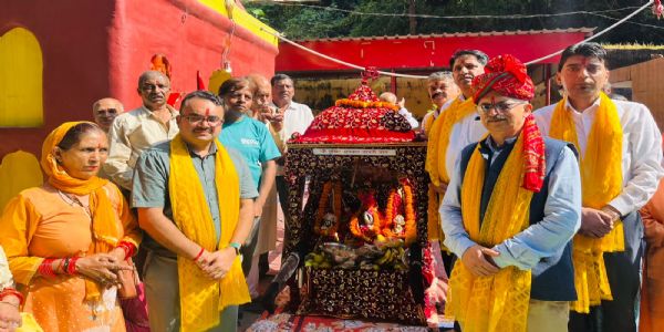 नाहन के ऐतिहासिक वामन मेले का आगाज, विधायक सोलंकी ने नृसिंह महाराज की पालकी को दिया कंधा