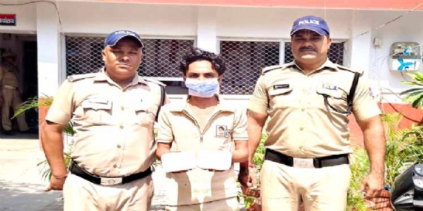 नशे की गोलियों के साथ सैफ अली गिरफ्तार
