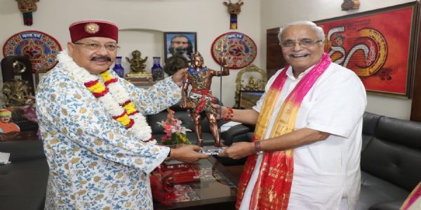 संघ के पूर्व सरकार्यवाह भैय्याजी जोशी ने दी कैबिनेट मंत्री महाराज को जन्मदिवस की शुभकामनाएं
