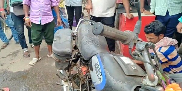 मोटरसाइकिल के अंदर घुसा सांप, आरामबाग के कालीपुर में फैली दहशत